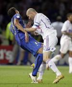 Прикрепленное изображение: zidane_agrede_materazzi.jpg