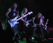 Прикрепленное изображение: 745px_Iron_Maiden___bass_and_guitars_30nov2006.jpg