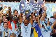 Прикрепленное изображение: Manchester+City+v+QPR%3A+Manchester+City+players+lift+the+trophy+.jpg