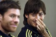 Прикрепленное изображение: david_silva_xabi_alonso_2009_10_9_6_42_58.jpg