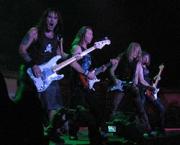 Прикрепленное изображение: 250px_Iron_Maiden___bass_and_guitars_30nov2006.jpg