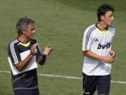 Прикрепленное изображение: 20101109_mourinho_ozil.jpg